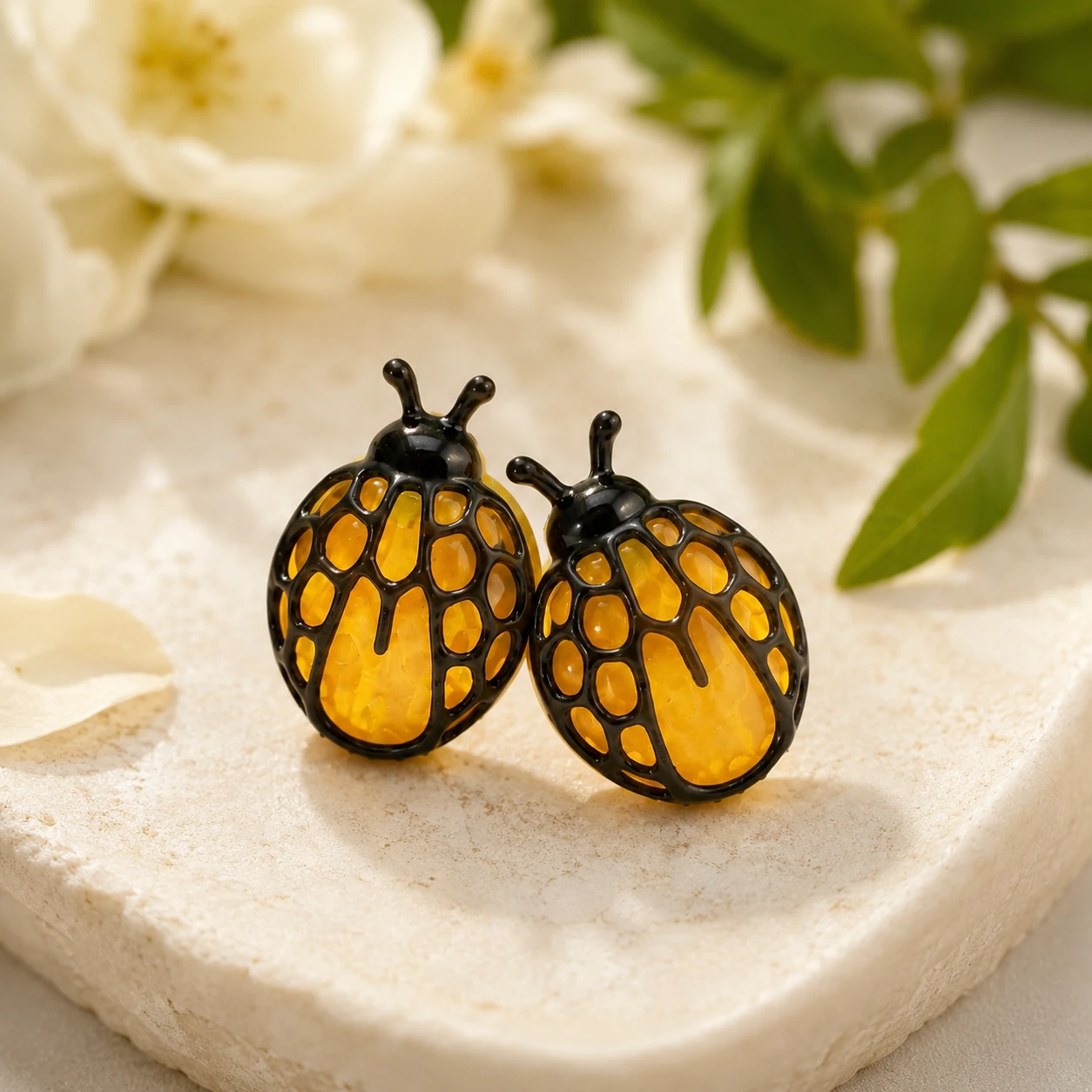 Detalle de pendientes Honey Bee con acabado amarillo miel y contorno negro